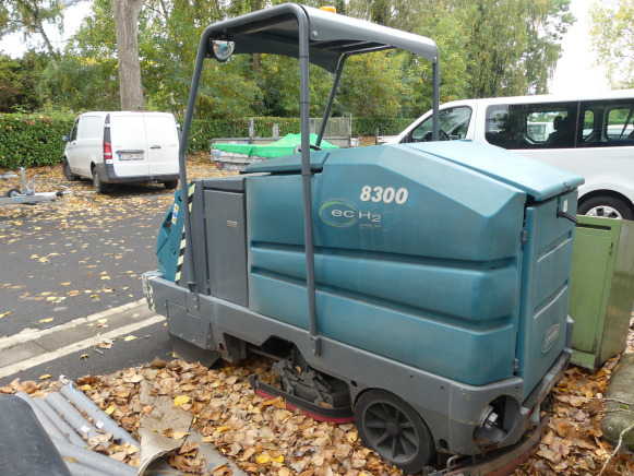 Balayeuse laveuse autoportée électrique Tennant 8300 - Măturătoare stradală: Foto 1 Balayeuse laveuse autoportée électrique Tennant 8300 - Măturătoare stradală: Foto 1