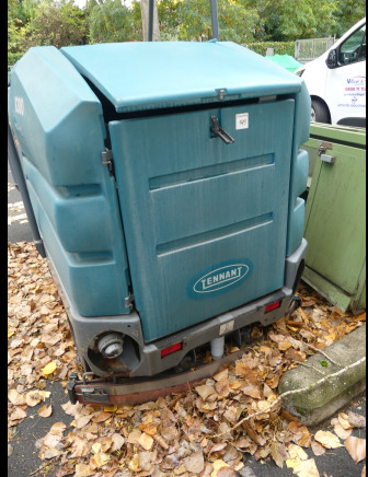 Balayeuse laveuse autoportée électrique Tennant 8300 - Măturătoare stradală: Foto 2 Balayeuse laveuse autoportée électrique Tennant 8300 - Măturătoare stradală: Foto 2