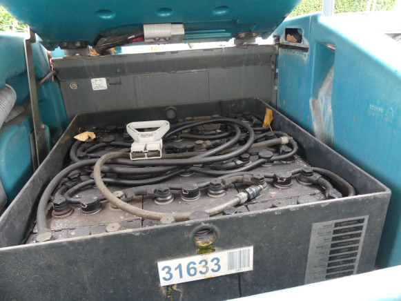 Balayeuse laveuse autoportée électrique Tennant 8300 - Măturătoare stradală: Foto 3 Balayeuse laveuse autoportée électrique Tennant 8300 - Măturătoare stradală: Foto 3