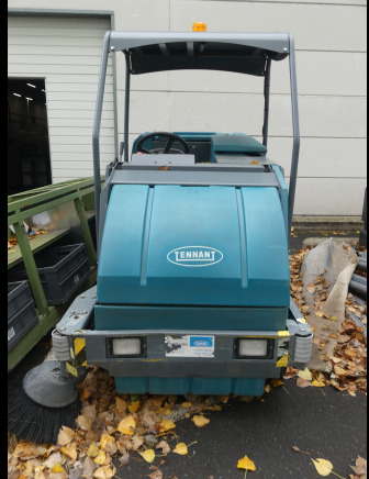 Balayeuse laveuse autoportée électrique Tennant 8300 - Măturătoare stradală: Foto 5 Balayeuse laveuse autoportée électrique Tennant 8300 - Măturătoare stradală: Foto 5