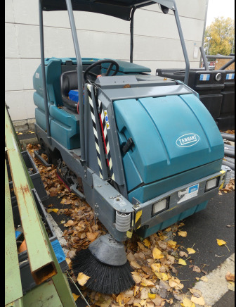 Balayeuse laveuse autoportée électrique Tennant 8300 - Măturătoare stradală: Foto 4 Balayeuse laveuse autoportée électrique Tennant 8300 - Măturătoare stradală: Foto 4