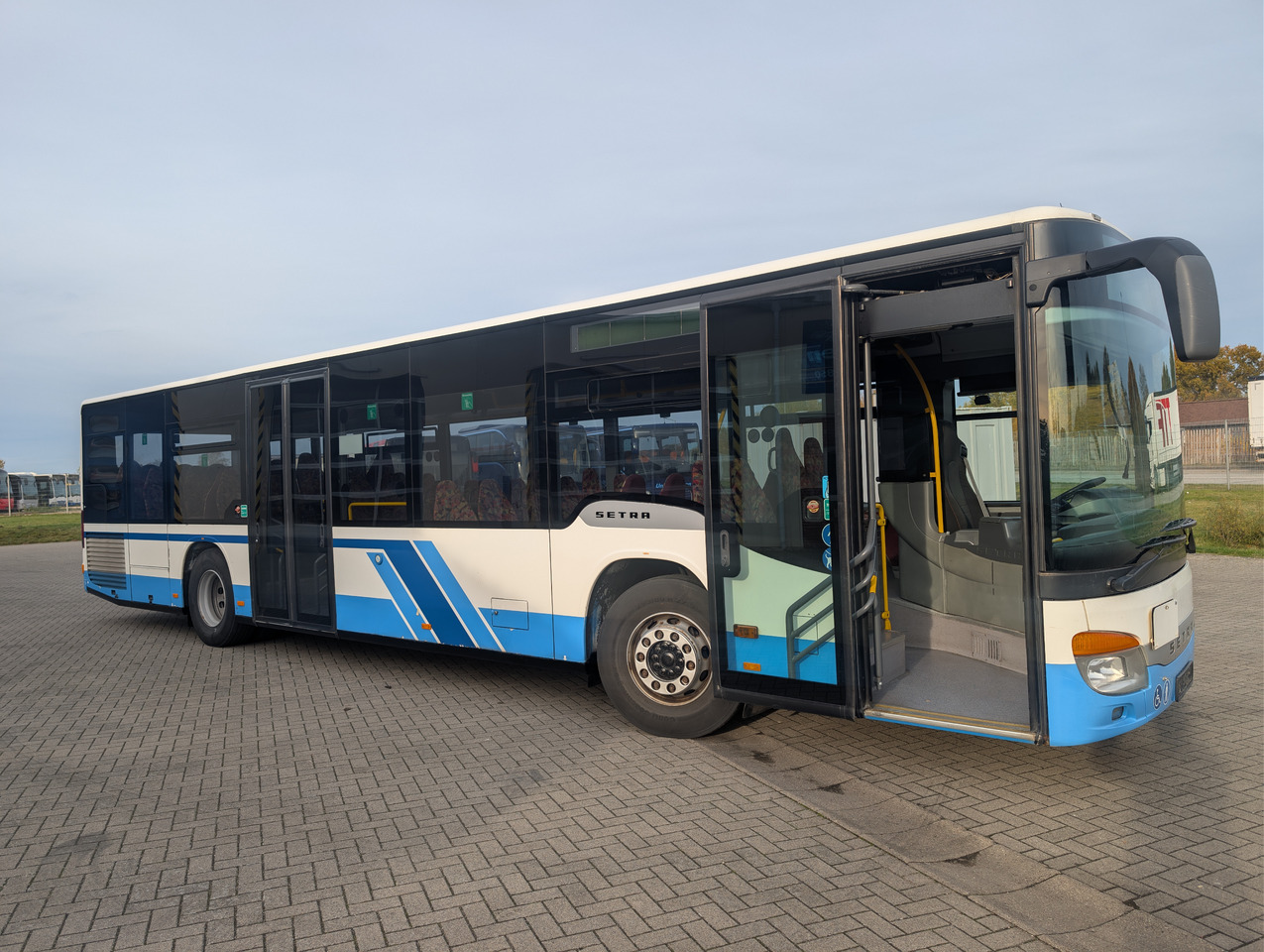 SETRA S 415 NF (Niederflur-Linienbus, Klasse II) - Autobuz urban: Foto 1 SETRA S 415 NF (Niederflur-Linienbus, Klasse II) - Autobuz urban: Foto 1