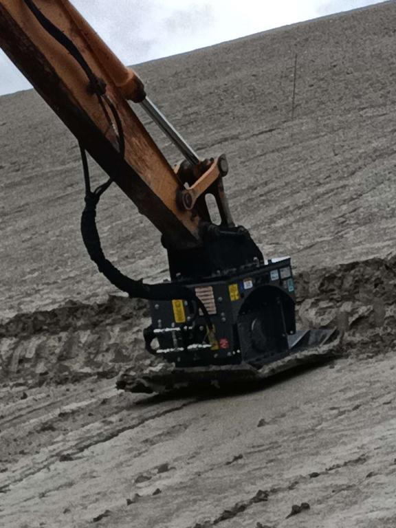 CM Crusher PV 60.100 Vibrating Plate - Placă compactoare: Foto 1 CM Crusher PV 60.100 Vibrating Plate - Placă compactoare: Foto 1