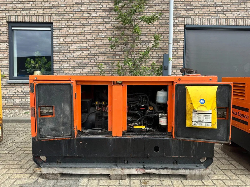 Atlas-Copco QAS 18 Yanmar Mecc Alte Spa 18 kVA Silent generatorset - Generator electric: Foto 3 Atlas-Copco QAS 18 Yanmar Mecc Alte Spa 18 kVA Silent generatorset - Generator electric: Foto 3