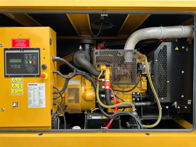 Caterpillar DE110E2 110 kVA Silent generatorset as New ! 121 hours XXL tank - Generator electric: Foto 2 Caterpillar DE110E2 110 kVA Silent generatorset as New ! 121 hours XXL tank - Generator electric: Foto 2