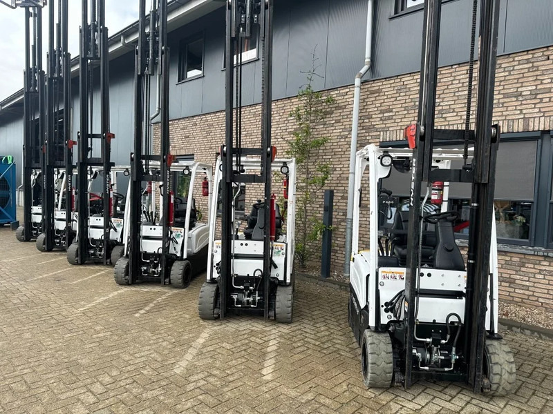 Hyster J1.8XN MWB 1.8 ton Triplex Freelift Sideshift Positioner Elektra Heftruck Accu 2023 - Motostivuitor: Foto 3 Hyster J1.8XN MWB 1.8 ton Triplex Freelift Sideshift Positioner Elektra Heftruck Accu 2023 - Motostivuitor: Foto 3