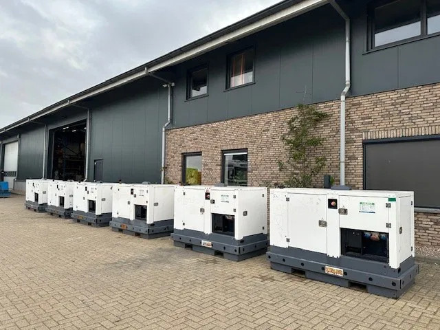 Iveco FPT F32 AM1A Leroy Somer 32 kVA Silent generatorset 154 hours ! - Generator electric: Foto 2 Iveco FPT F32 AM1A Leroy Somer 32 kVA Silent generatorset 154 hours ! - Generator electric: Foto 2