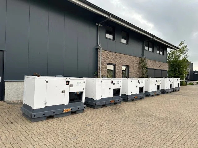 Iveco FPT F32 AM1A Leroy Somer 32 kVA Silent generatorset 251 hours ! - Generator electric: Foto 3 Iveco FPT F32 AM1A Leroy Somer 32 kVA Silent generatorset 251 hours ! - Generator electric: Foto 3