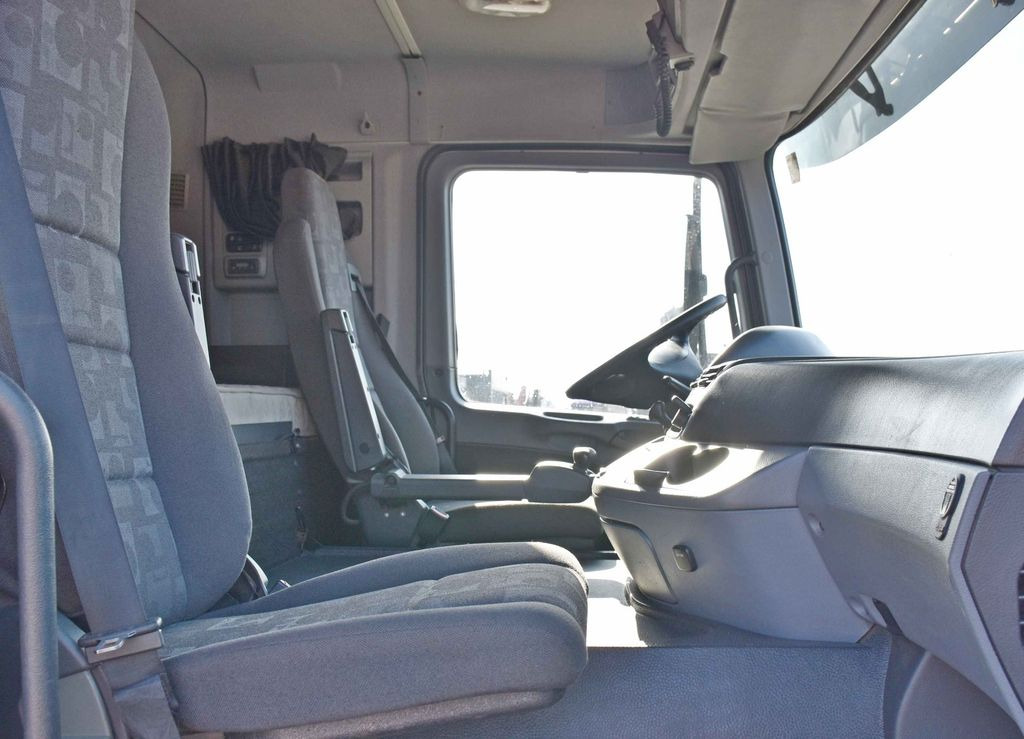 Interior photo 1: Cap tractor Mercedes-Benz ACTROS 1844 * Sattelzugmaschine *HIAB 330-5/FUNK Mercedes-Benz ACTROS 1844 * Sattelzugmaschine *HIAB 330-5/FUNK