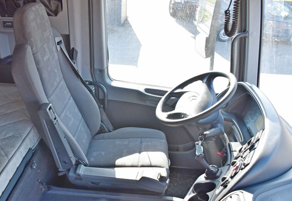 Interior photo 2: Cap tractor Mercedes-Benz ACTROS 1844 * Sattelzugmaschine *HIAB 330-5/FUNK Mercedes-Benz ACTROS 1844 * Sattelzugmaschine *HIAB 330-5/FUNK