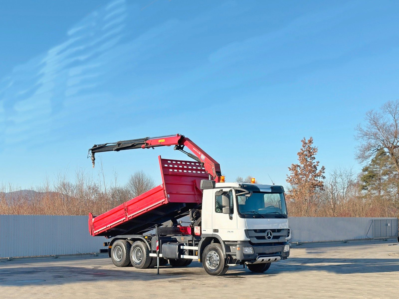 Mercedes-Benz ACTROS 2636* KIPPER 5,25 + BORDMATIC / 6x4 - Camion cu macara: Foto 2 Mercedes-Benz ACTROS 2636* KIPPER 5,25 + BORDMATIC / 6x4 - Camion cu macara: Foto 2