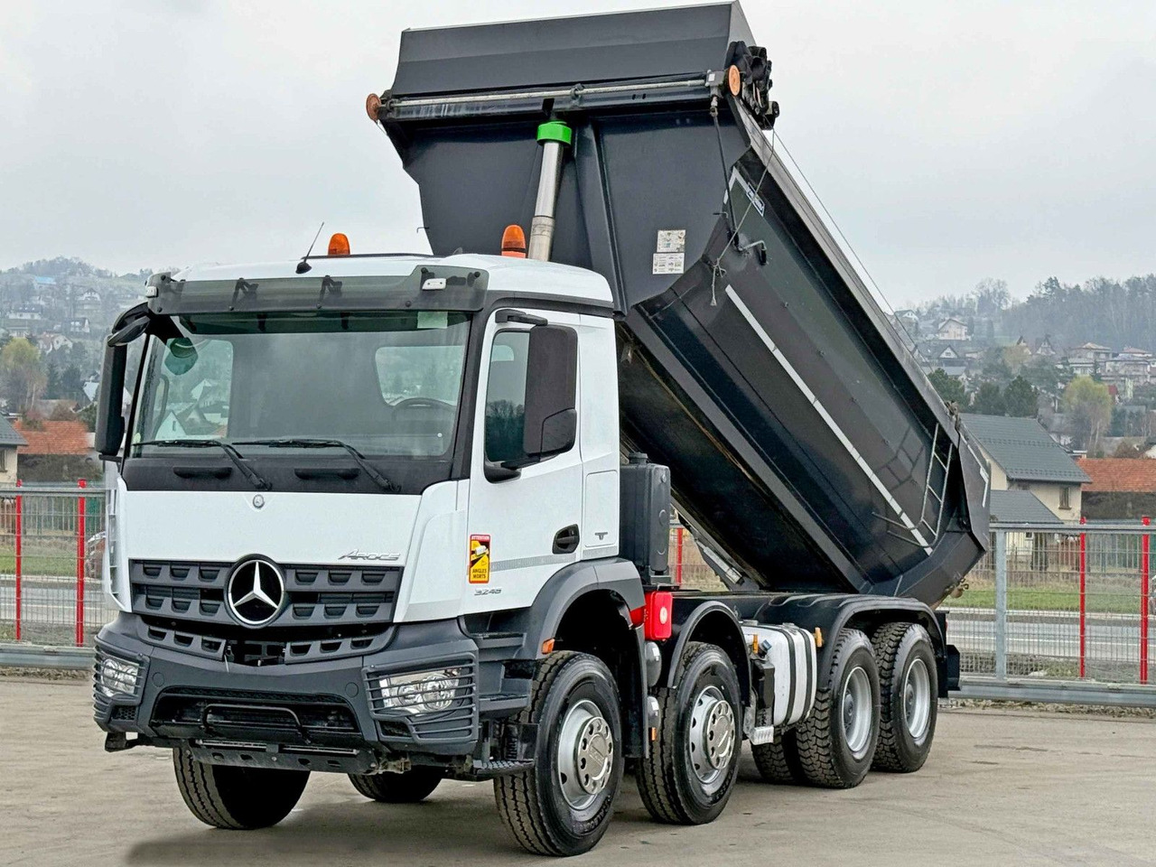 Mercedes-Benz AROCS 3246* KIPPER / 8x4 * TOPZUSTAND - Camion basculantă: Foto 3 Mercedes-Benz AROCS 3246* KIPPER / 8x4 * TOPZUSTAND - Camion basculantă: Foto 3