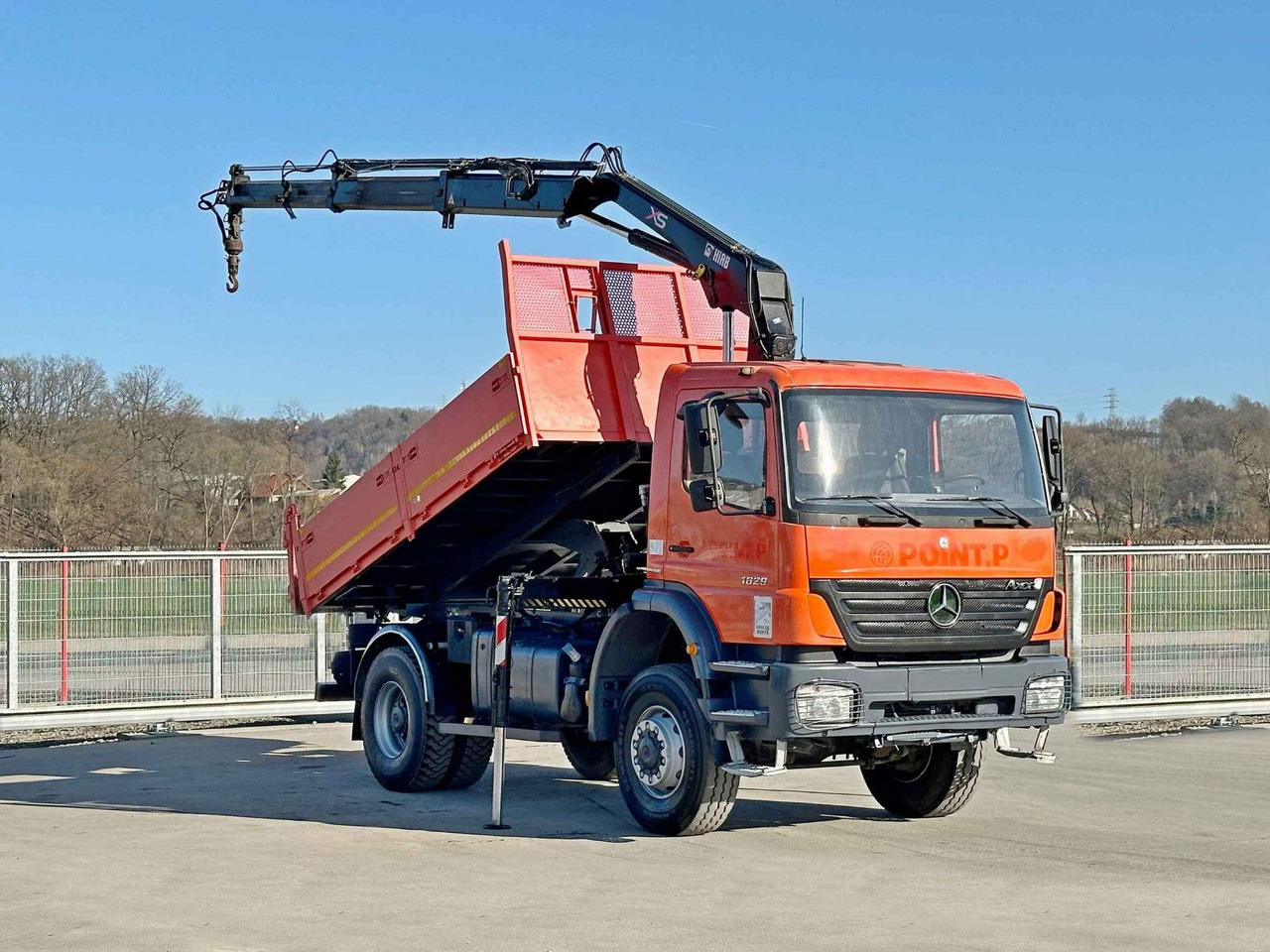 Mercedes-Benz AXOR 1829 * HIAB 1111 HIDUO + FUNK * TOP * 4x4 - Camion cu macara: Foto 2 Mercedes-Benz AXOR 1829 * HIAB 1111 HIDUO + FUNK * TOP * 4x4 - Camion cu macara: Foto 2