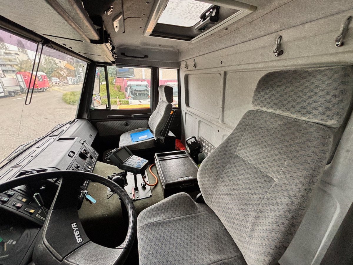 STEYR 26S32/ 6x4 Pisten Enteisung - Camion cu prelată: Foto 4 STEYR 26S32/ 6x4 Pisten Enteisung - Camion cu prelată: Foto 4