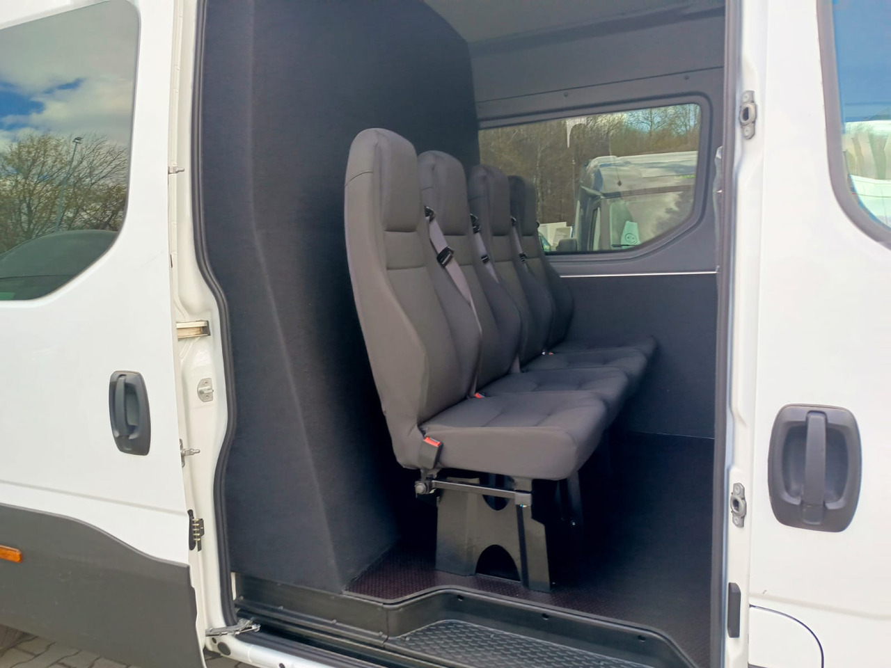 IVECO Daily 35 180 7-Sitzer - Transport persoane, Autoutilitară cabină dublă: Foto 1 IVECO Daily 35 180 7-Sitzer - Transport persoane, Autoutilitară cabină dublă: Foto 1