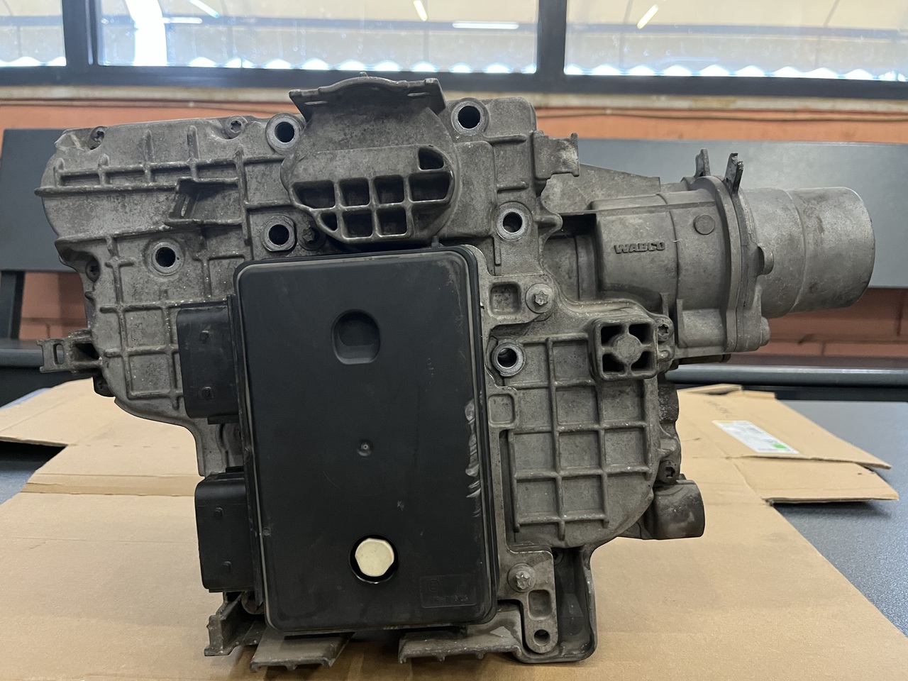 TRANSMISSION POSITIONER SHIFTING CYLINDER WITH CONTROL MODULE G211-12-ACTROS MP4 - Cutie de viteze și piese pentru Camion: Foto 2 TRANSMISSION POSITIONER SHIFTING CYLINDER WITH CONTROL MODULE G211-12-ACTROS MP4 - Cutie de viteze și piese pentru Camion: Foto 2