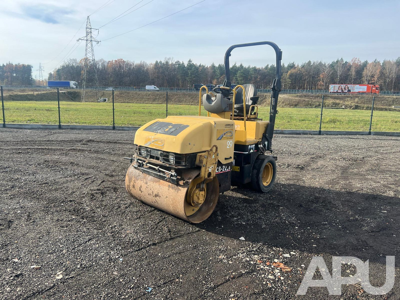 CATERPILLAR CB-225E - Cilindru compactor: Foto 1 CATERPILLAR CB-225E - Cilindru compactor: Foto 1