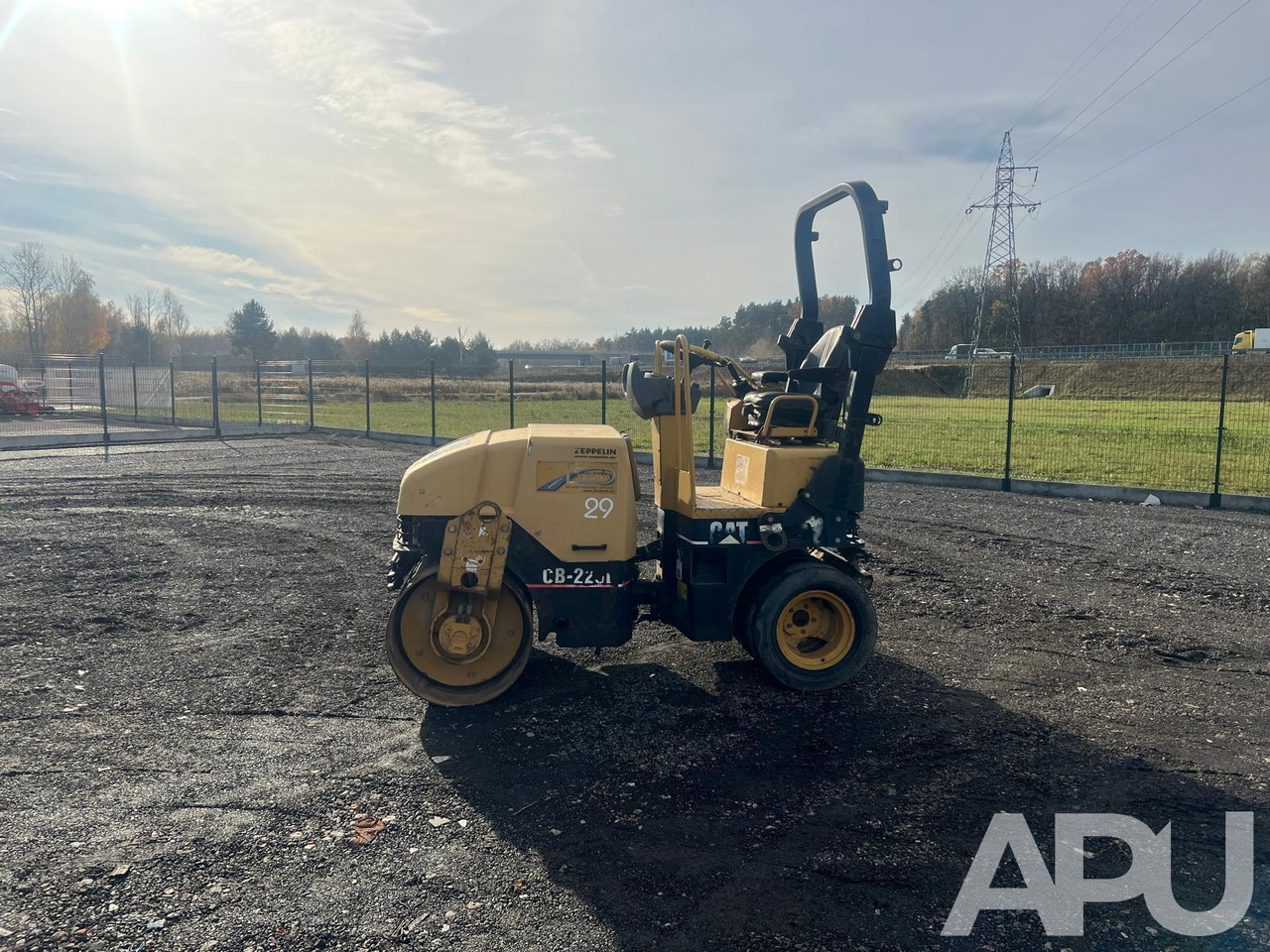 CATERPILLAR CB-225E - Cilindru compactor: Foto 2 CATERPILLAR CB-225E - Cilindru compactor: Foto 2