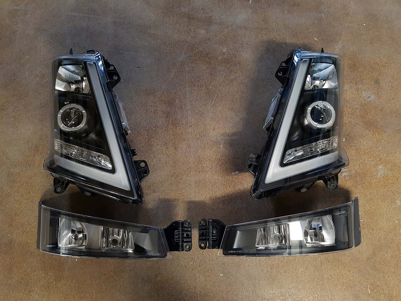 COMPLETE SET VOOR VOLVO FH4 (FH16 LOOK) DEPO XENON KOPLAMPEN + MISTLAMPEN LINKS EN RECHTS. 000126 - Far anticeata pentru Camion: Foto 1 COMPLETE SET VOOR VOLVO FH4 (FH16 LOOK) DEPO XENON KOPLAMPEN + MISTLAMPEN LINKS EN RECHTS. 000126 - Far anticeata pentru Camion: Foto 1