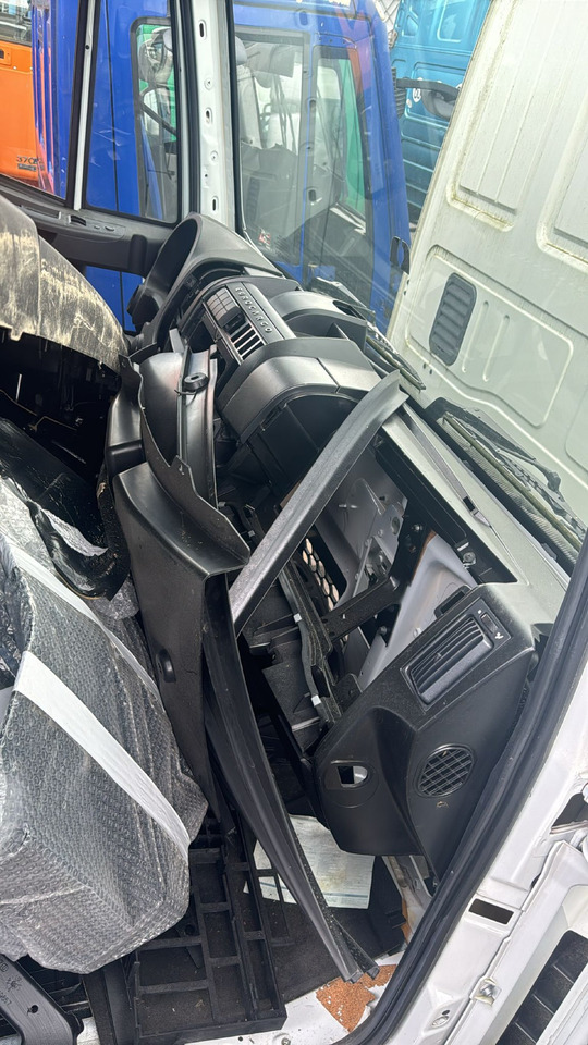 IVECO EUROCARGO 150-280 EURO 5-6 CABIN 4X2 NEW AUTOMATIC 000135A - Cabină pentru Camion: Foto 4 IVECO EUROCARGO 150-280 EURO 5-6 CABIN 4X2 NEW AUTOMATIC 000135A - Cabină pentru Camion: Foto 4