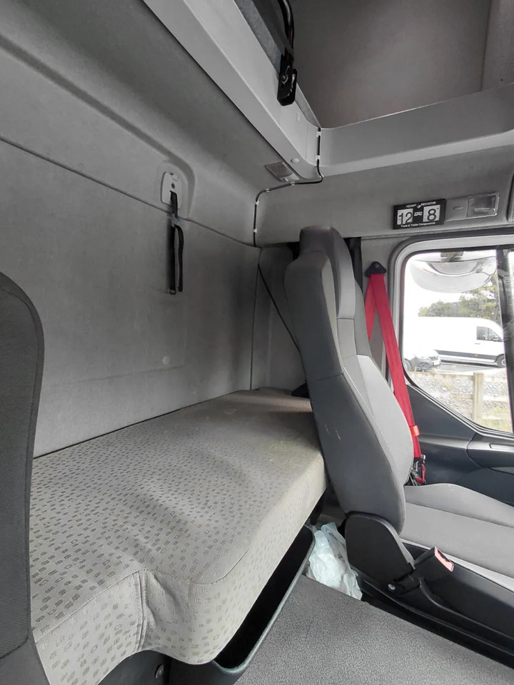 Leasing de  2017 Renault D12 4×2 Double Sleeper Curtainsider 2017 Renault D12 4×2 Double Sleeper Curtainsider: Foto 9