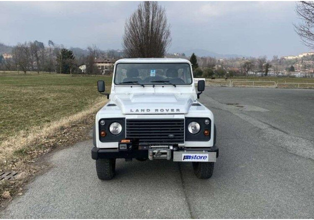 Land Rover Defender 110 - 2.2 Td4 4x4 Platós - Autoutilitară cu platformă: Foto 3 Land Rover Defender 110 - 2.2 Td4 4x4 Platós - Autoutilitară cu platformă: Foto 3