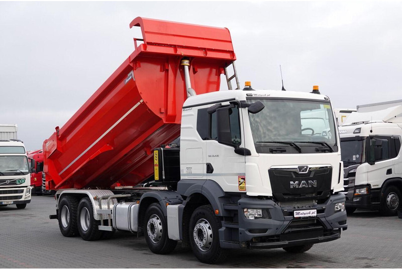 MAN TGS 35.430 / 8X4 / WYWROTKA TYLNOZSYPOWA / HYDROKLAPA / OPONY 10 - Camion basculantă: Foto 4 MAN TGS 35.430 / 8X4 / WYWROTKA TYLNOZSYPOWA / HYDROKLAPA / OPONY 10 - Camion basculantă: Foto 4