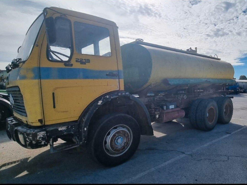 Mercedes-Benz 2219 6x4 Vízszállító Tartálykocsi - Camion cisternă: Foto 2 Mercedes-Benz 2219 6x4 Vízszállító Tartálykocsi - Camion cisternă: Foto 2