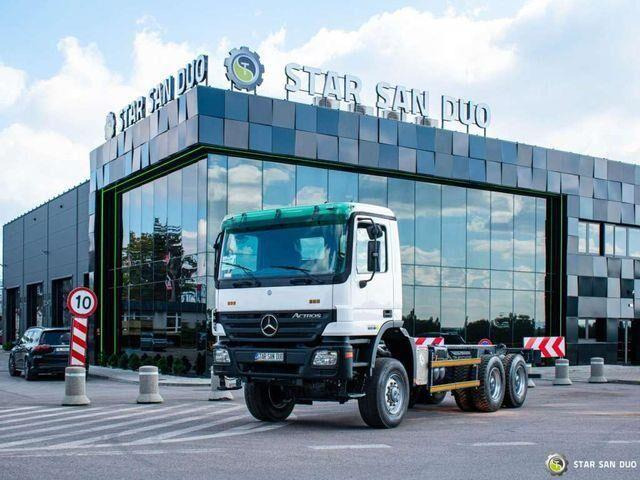 Mercedes-Benz 3332 AK 6x6 chassis cab - Camion şasiu, Camion cu macara: Foto 1 Mercedes-Benz 3332 AK 6x6 chassis cab - Camion şasiu, Camion cu macara: Foto 1