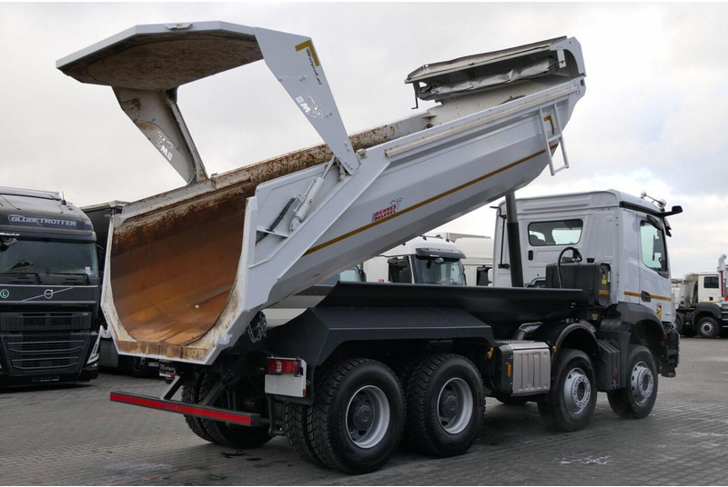 Mercedes-Benz AROCS 3246 / 8x4 / WYWROTKA / TYLNOZSYP / EURO 6 / OPONY 100 % - Camion basculantă: Foto 5 Mercedes-Benz AROCS 3246 / 8x4 / WYWROTKA / TYLNOZSYP / EURO 6 / OPONY 100 % - Camion basculantă: Foto 5