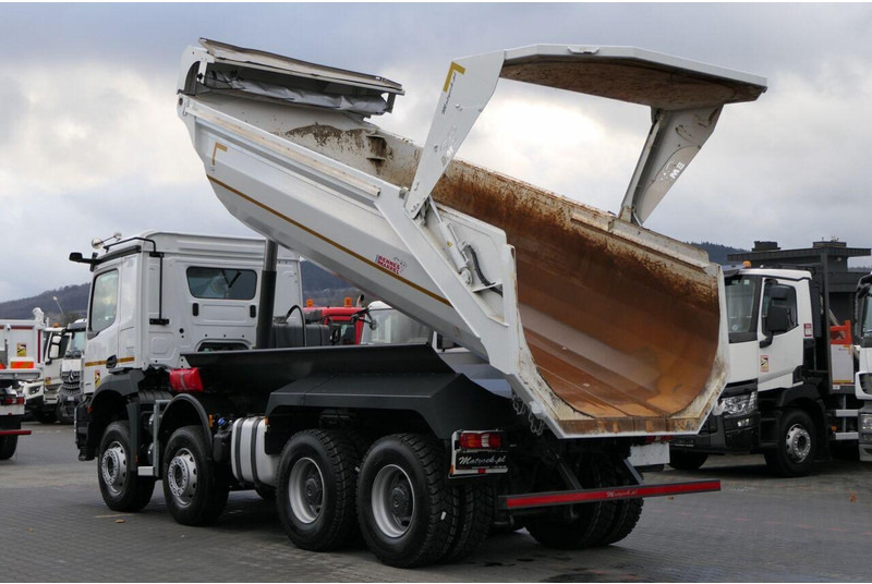Mercedes-Benz AROCS 3246 / 8x4 / WYWROTKA / TYLNOZSYP / EURO 6 / OPONY 100 % - Camion basculantă: Foto 3 Mercedes-Benz AROCS 3246 / 8x4 / WYWROTKA / TYLNOZSYP / EURO 6 / OPONY 100 % - Camion basculantă: Foto 3