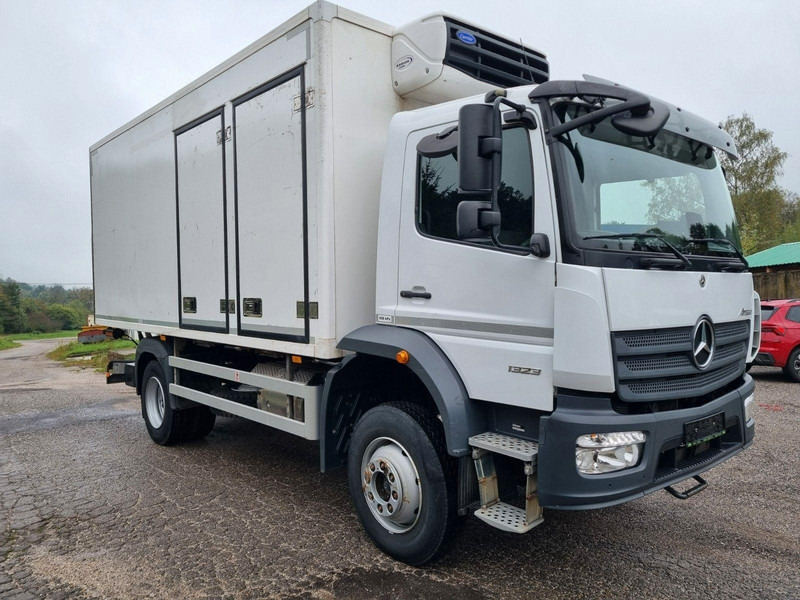 Mercedes-Benz ATEGO 1323 4x4 Refrigerated CARRIER XARIOS 600MT + Tail Lift - Camion frigider: Foto 1 Mercedes-Benz ATEGO 1323 4x4 Refrigerated CARRIER XARIOS 600MT + Tail Lift - Camion frigider: Foto 1