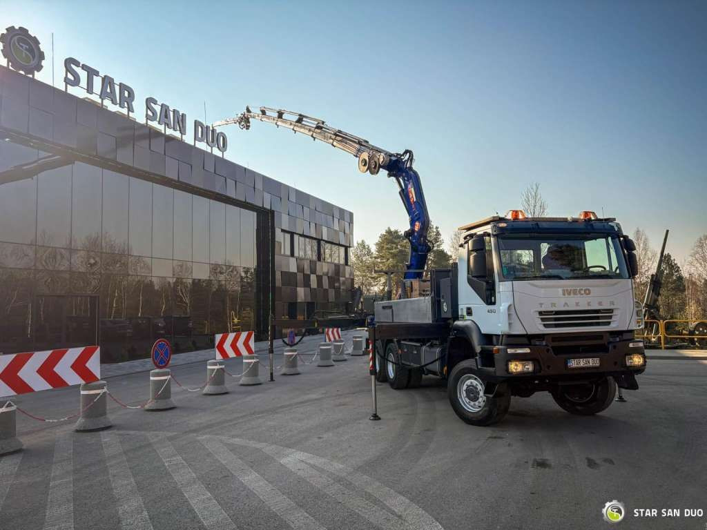 Iveco TRAKKER 450 6x6 PM41S FLY JIB Crane Kipper - Camion cu macara: Foto 3 Iveco TRAKKER 450 6x6 PM41S FLY JIB Crane Kipper - Camion cu macara: Foto 3
