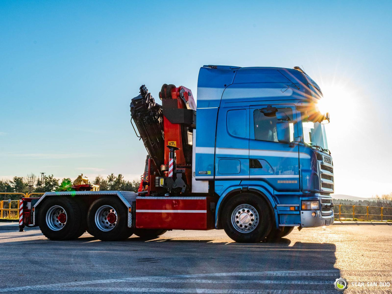 Camion cu macara : Foto 9