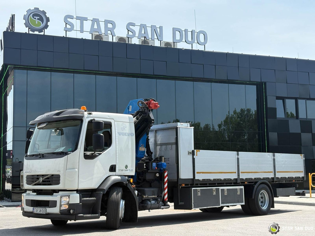 Camion cu macara : Foto 12