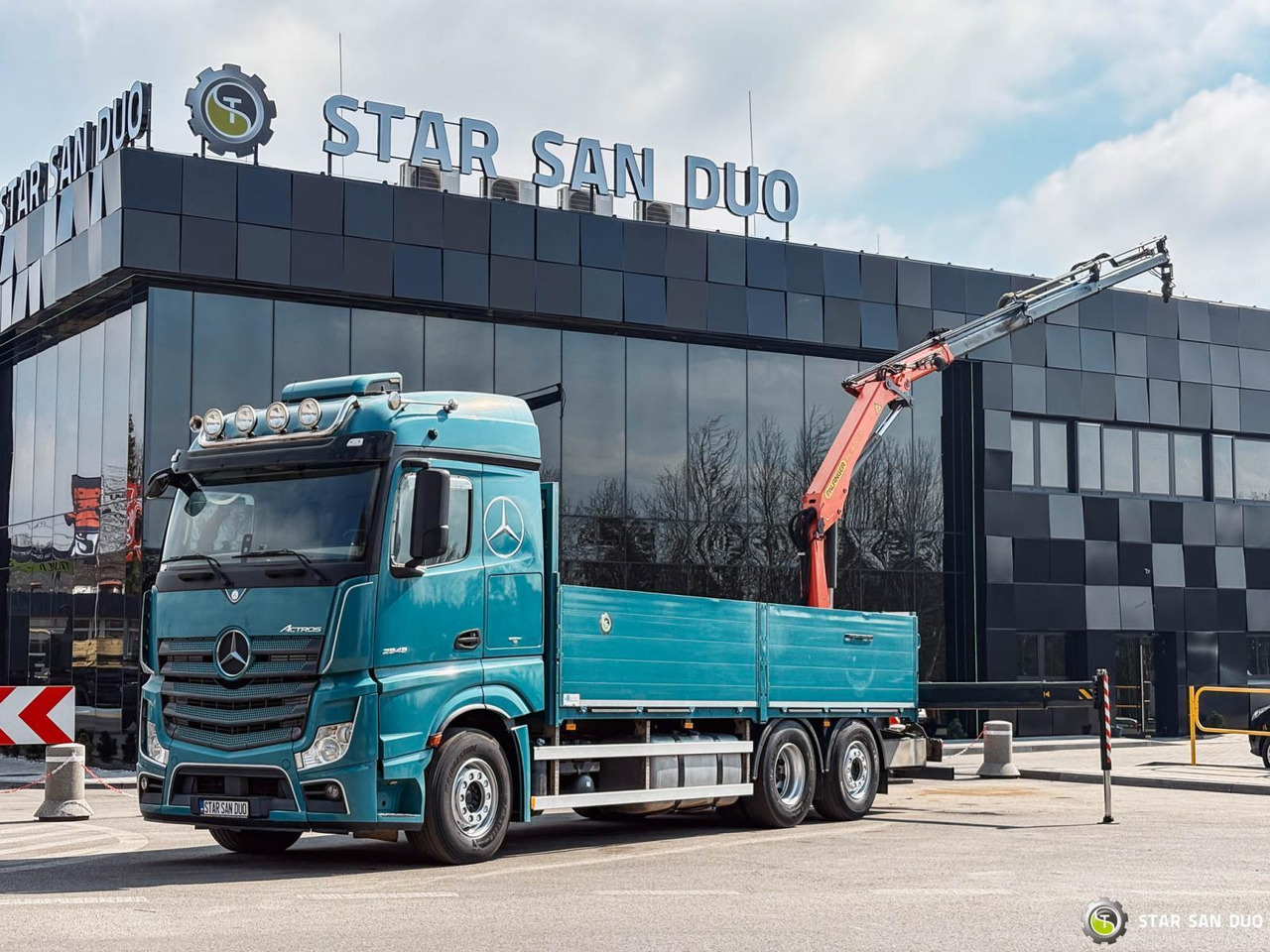 - Camion cu macara: Foto 1 - Camion cu macara: Foto 1
