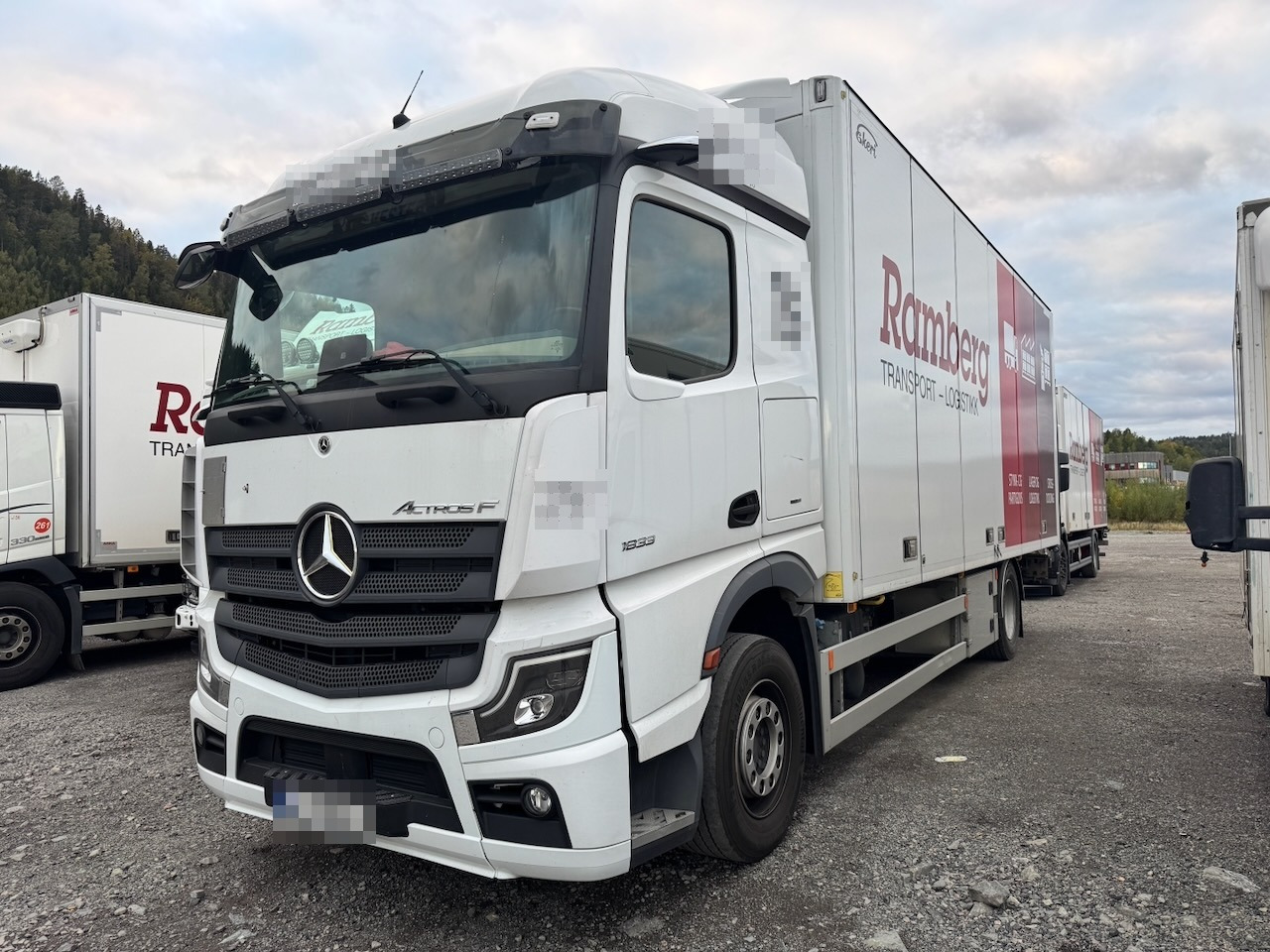 Mercedes Actros 1833 - Camion furgon: Foto 1 Mercedes Actros 1833 - Camion furgon: Foto 1
