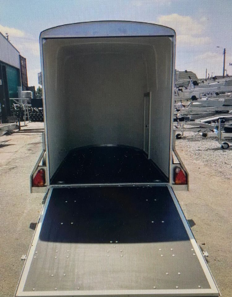 Niewiadów Furgon Niewiadów F1334 z trapem wjazdowym - Remorca auto: Foto 4 Niewiadów Furgon Niewiadów F1334 z trapem wjazdowym - Remorca auto: Foto 4