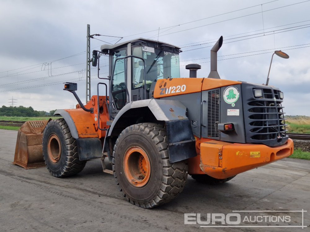 Hitachi ZW220 - Încărcător frontal pe pneuri: Foto 3 Hitachi ZW220 - Încărcător frontal pe pneuri: Foto 3