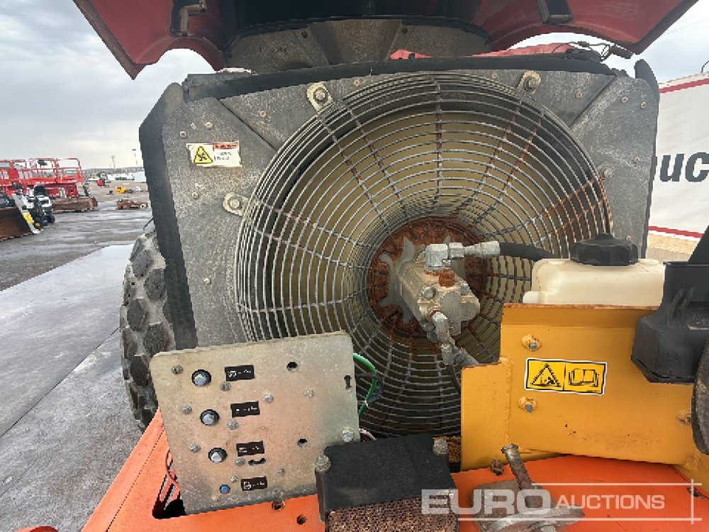 Cilindru compactor 2011 CAT CS74: Foto 30