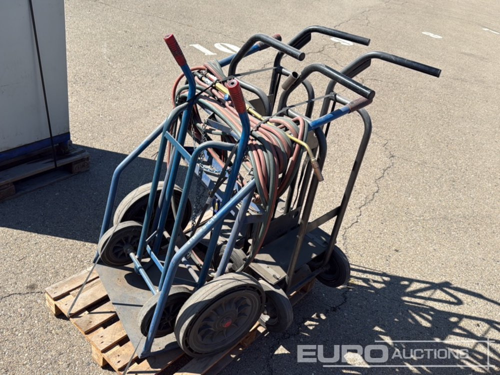 Pallet of Hand Trucks (2 of), Gas Bottle Trolleys (2 of), Oxygen Cutting Torch, Hose - Stivuitor: Foto 1 Pallet of Hand Trucks (2 of), Gas Bottle Trolleys (2 of), Oxygen Cutting Torch, Hose - Stivuitor: Foto 1