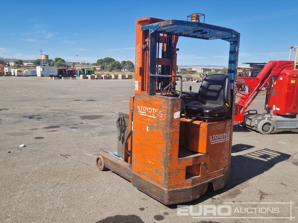 Toyota 16  1.6 Ton Electric Reach Forklift, 3 Mast, Forks, Charger - Motostivuitor: Foto 3 Toyota 16  1.6 Ton Electric Reach Forklift, 3 Mast, Forks, Charger - Motostivuitor: Foto 3