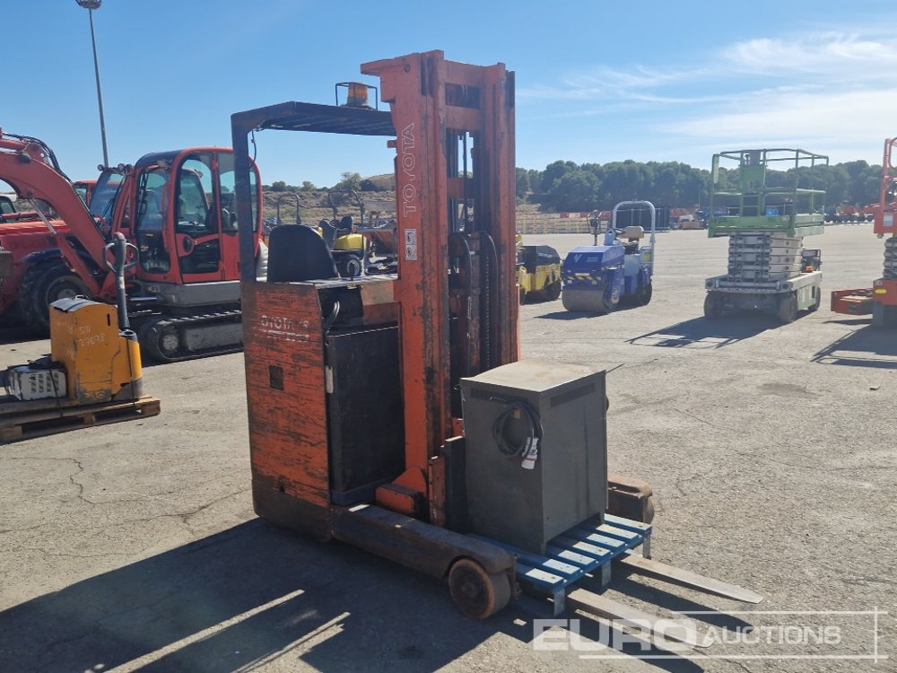 Toyota 16  1.6 Ton Electric Reach Forklift, 3 Mast, Forks, Charger - Motostivuitor: Foto 1 Toyota 16  1.6 Ton Electric Reach Forklift, 3 Mast, Forks, Charger - Motostivuitor: Foto 1