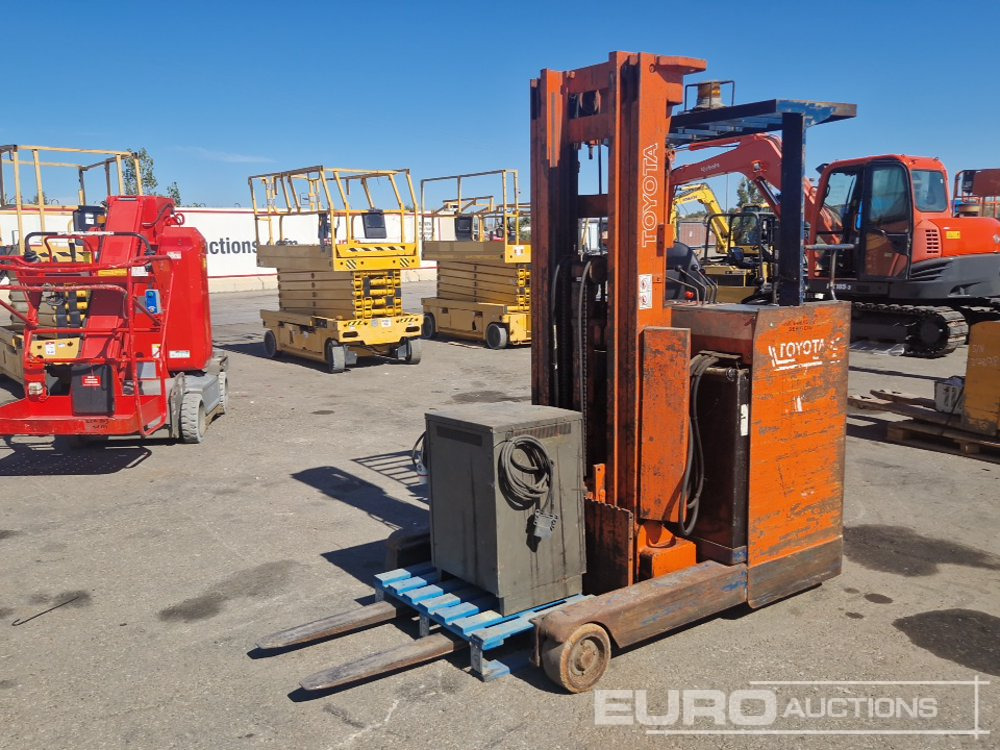 Toyota 16  1.6 Ton Electric Reach Forklift, 3 Mast, Forks, Charger - Motostivuitor: Foto 4 Toyota 16  1.6 Ton Electric Reach Forklift, 3 Mast, Forks, Charger - Motostivuitor: Foto 4