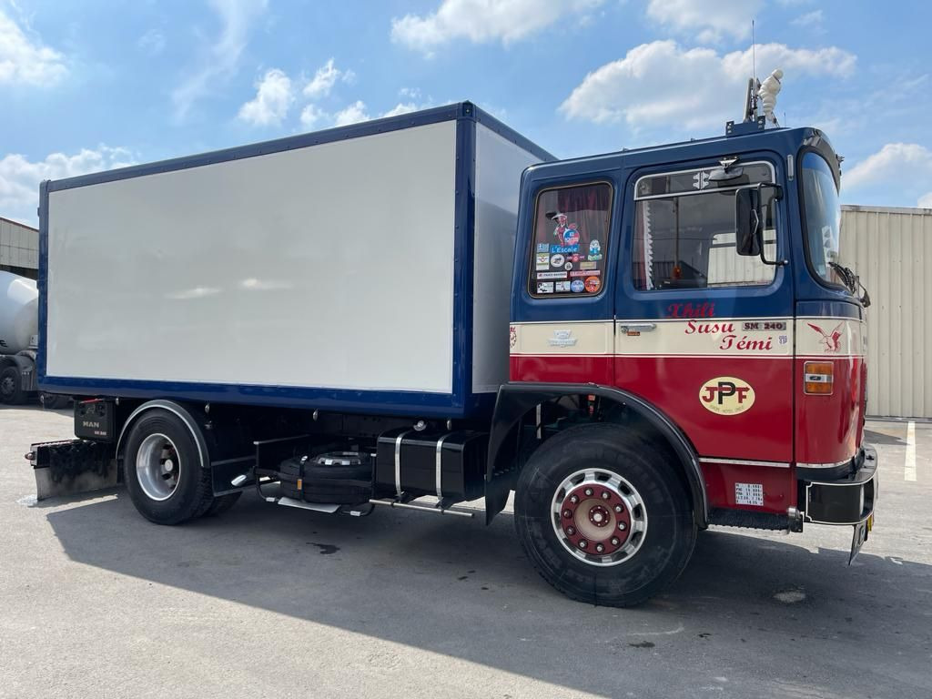 Camion SAVIEM SM 240 - Camion furgon: Foto 2 Camion SAVIEM SM 240 - Camion furgon: Foto 2