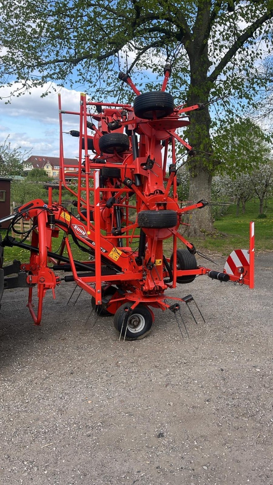 Kuhn GF8712 - Maşină de întors fânul: Foto 1 Kuhn GF8712 - Maşină de întors fânul: Foto 1