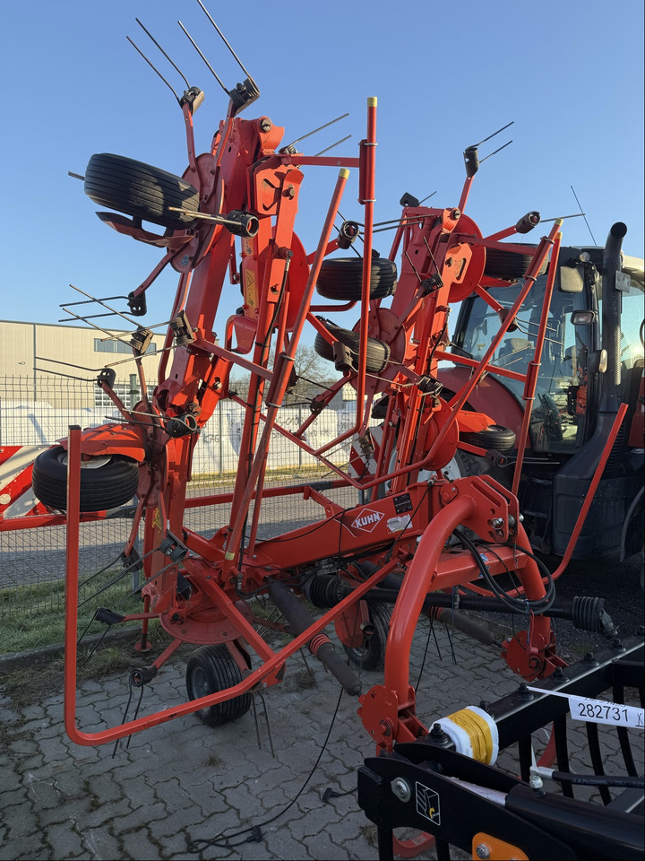 Kuhn Heuwender GF 8702 - Maşină de întors fânul: Foto 1 Kuhn Heuwender GF 8702 - Maşină de întors fânul: Foto 1