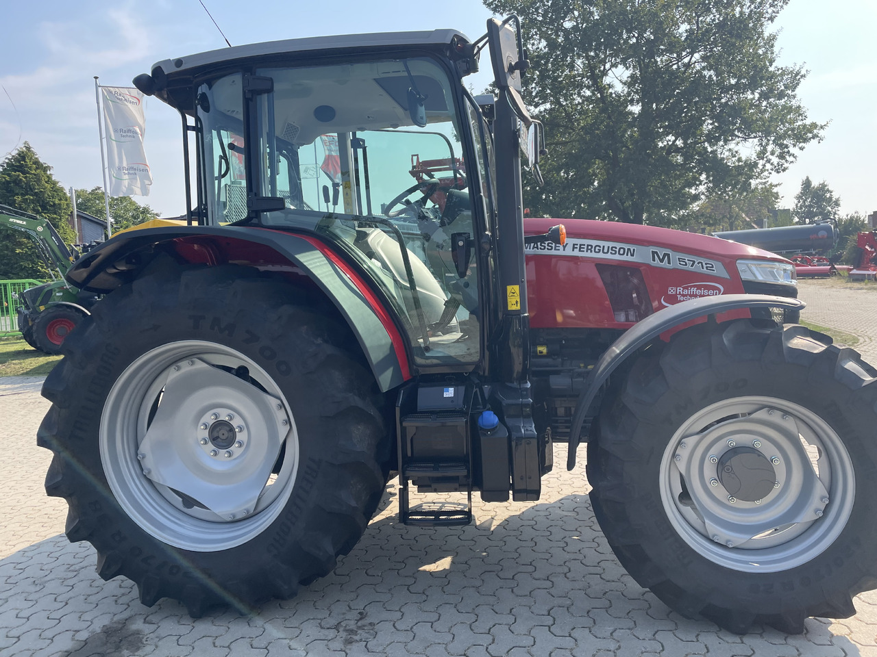 Massey Ferguson 5712M 4WD Cab Essential - Tractor agricol: Foto 1 Massey Ferguson 5712M 4WD Cab Essential - Tractor agricol: Foto 1