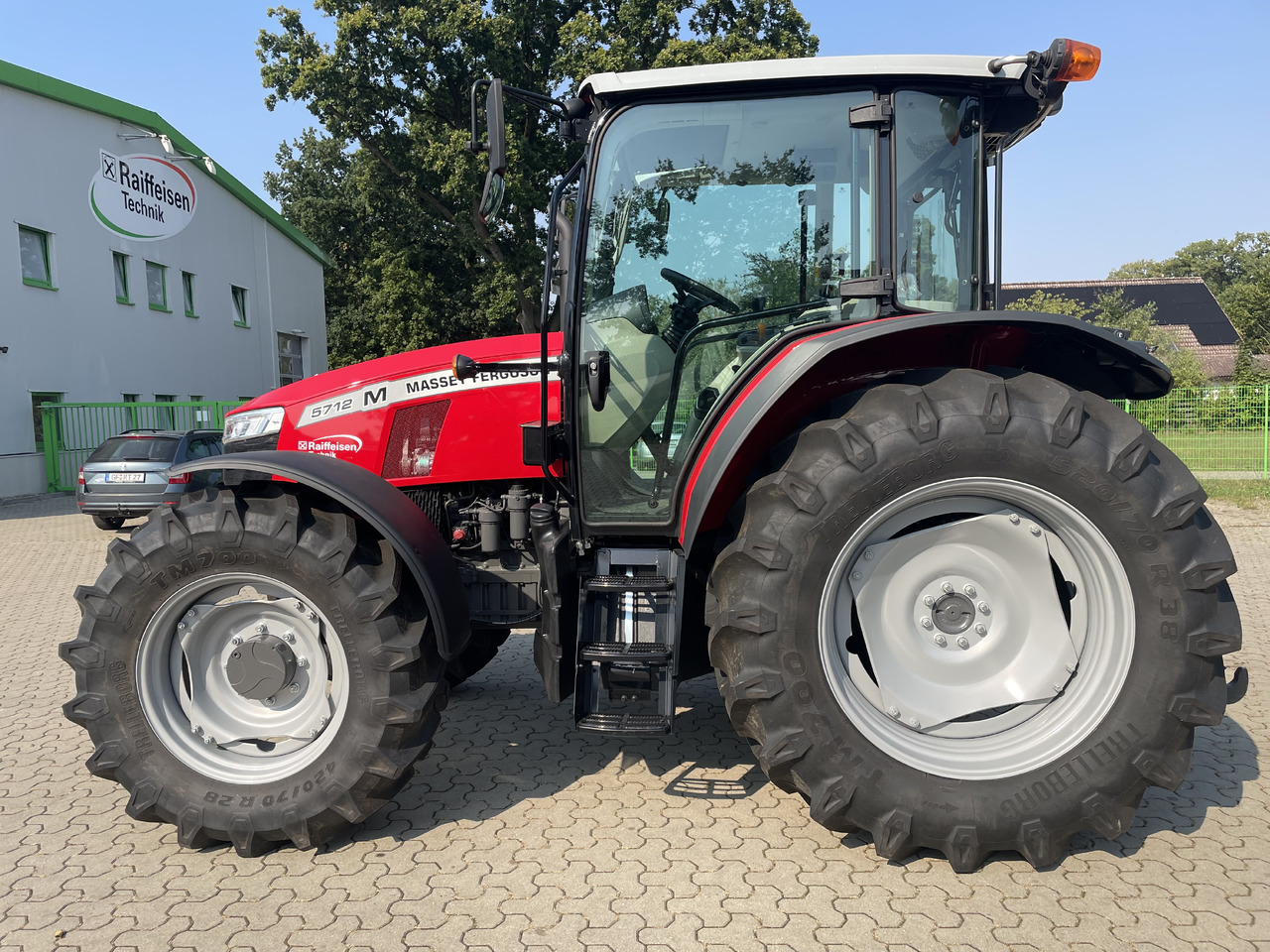 Massey Ferguson 5712M 4WD Cab Essential - Tractor agricol: Foto 2 Massey Ferguson 5712M 4WD Cab Essential - Tractor agricol: Foto 2