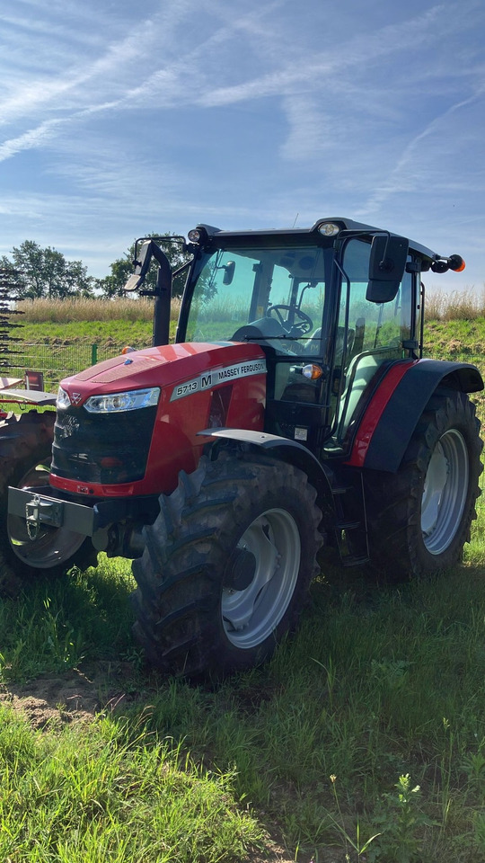 Massey Ferguson 5713M 4WD Cab Essential - Tractor agricol: Foto 1 Massey Ferguson 5713M 4WD Cab Essential - Tractor agricol: Foto 1